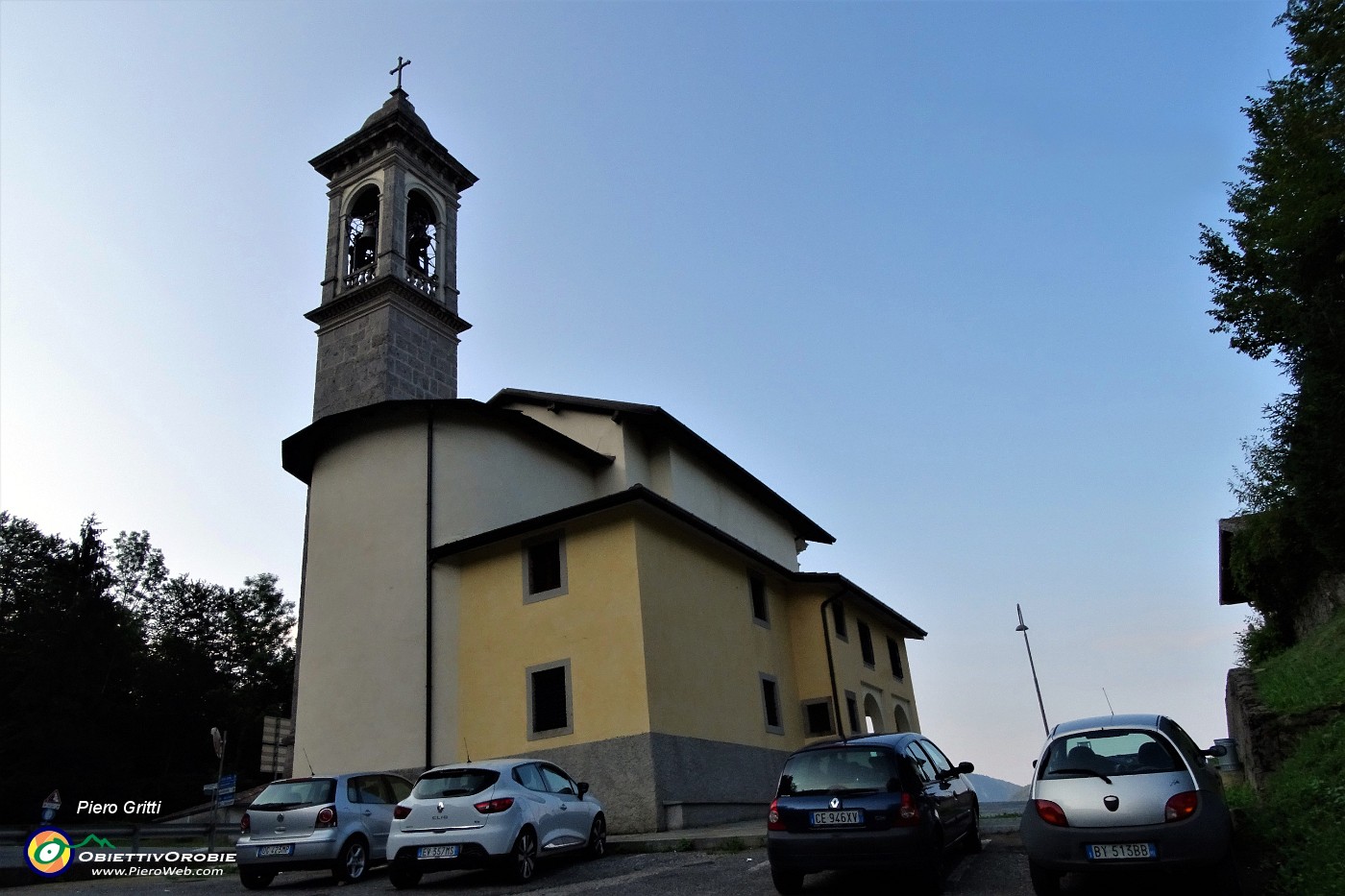 14 Parcheggio auto alla Madonna della neve alla Forcella del Suchello .JPG -                                